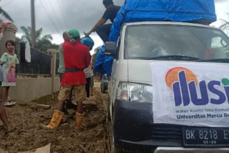 Bantuan yang dihimpun Ilusi Mercu Buana dan Jejak Ilusi sedang dibagikan pada para korban banjir bandang di Aceh Tamiang
