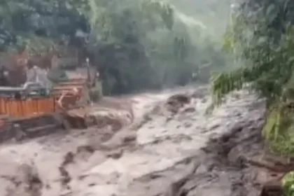 Banjir dan longsor di kawasan obyek wisata Guci.