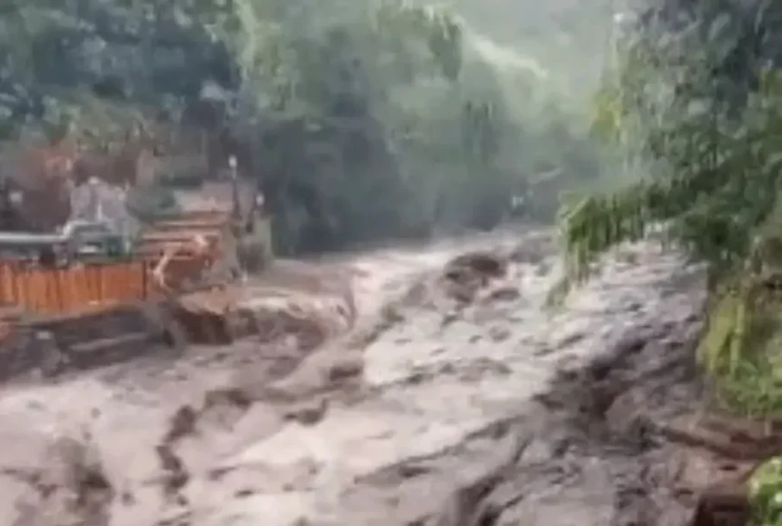 Banjir dan longsor di kawasan obyek wisata Guci.