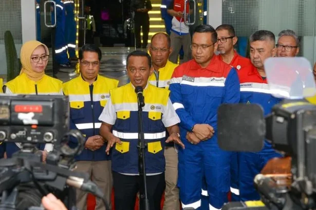 Menteri ESDM Bahlil Lahadalia usai meninjau TBBM Plumpang Jakarta. (Sumber: Humas ESDM)