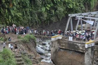 Warga menyeberang sungai dengan jembatan darurat di wilayah Tenge Besi, Kecamatan Pintu Rime Gayo, Kabupaten Bener Meriah, Aceh