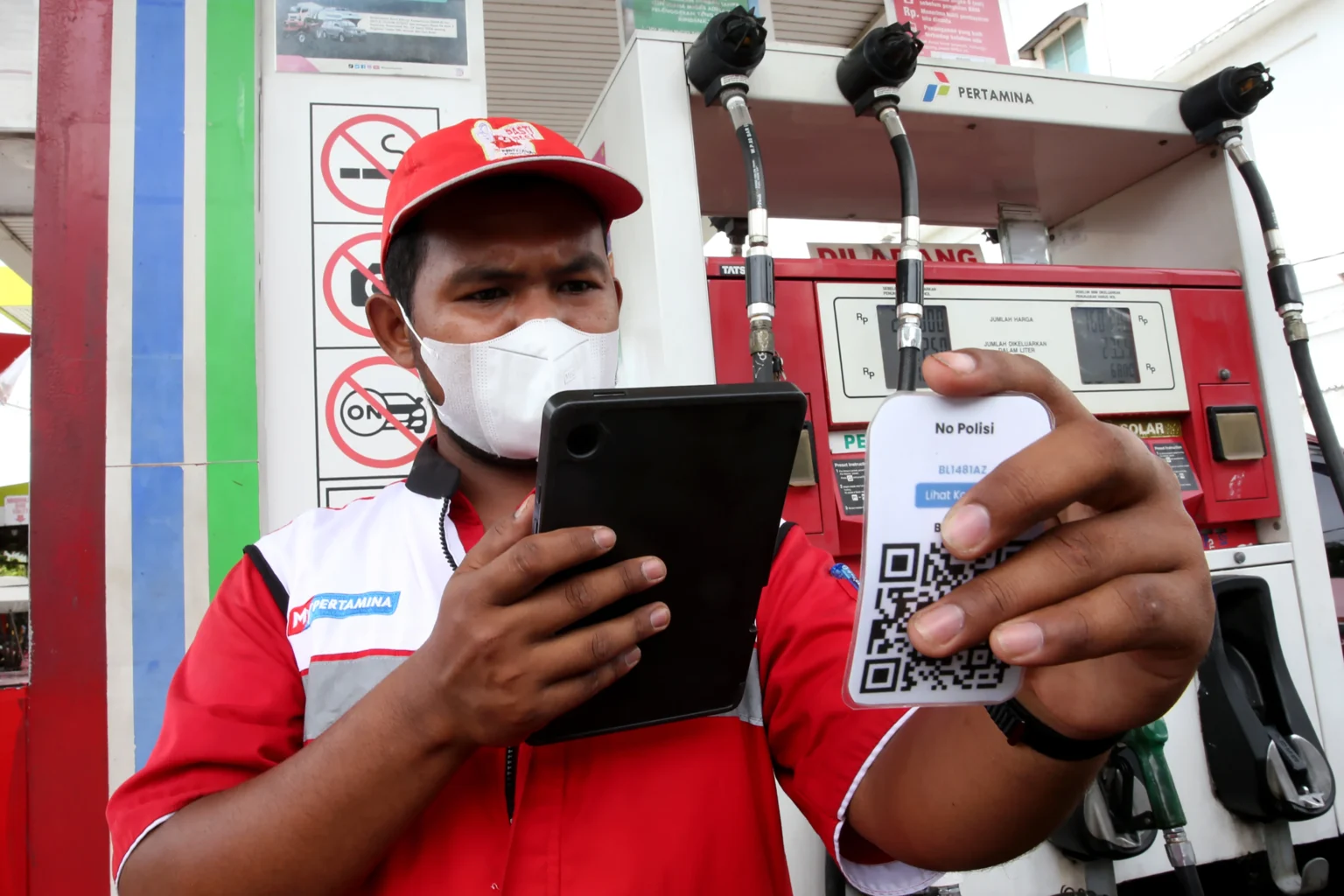 Petugas Stasiun Pengisian Bahan Bakar Umum (SPBU) memindai barcode verifikasi data kendaraan untuk mengantisipasi penyalahgunaan Bahan Bakar Minyak (BBM) bersubsidi