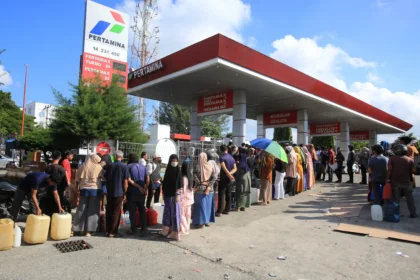Sejumlah warga membawa jeriken saat antre untuk membeli bahan bakar minyak (BBM) di SPBU Darussalam, Banda Aceh, Aceh