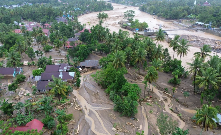 Foto udara kawasan terdampak banjir bandang di Lubuk Minturun, Padang, Sumatera Barat