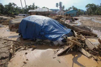 Kondisi kendaraan warga yang rusak akibat banjir bandang dan longsor di Kelurahan Huta Nabolon, Kecamatan Tukka, Kabupaten Tapanuli Tengah, Sumatera Utara