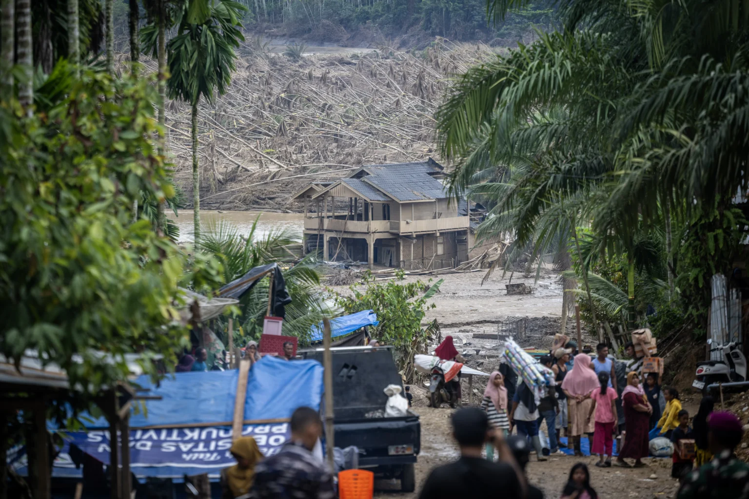 Warga mengambil bantuan di Desa Lubok Pusaka, Kecamatan Langkahan, Aceh Utara, Aceh