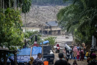 Warga mengambil bantuan di Desa Lubok Pusaka, Kecamatan Langkahan, Aceh Utara, Aceh