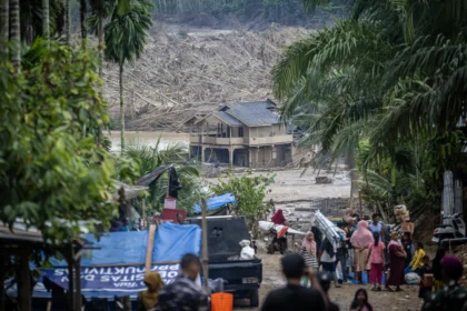Warga mengambil bantuan di Desa Lubok Pusaka, Kecamatan Langkahan, Aceh Utara, Aceh