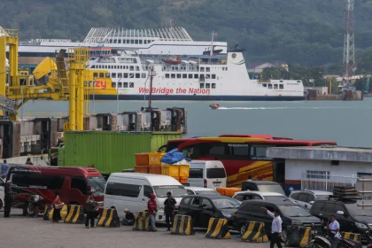 Sejumlah kendaraan roda empat antre untuk memasuki kapal saat bersandar di Pelabuhan Merak, Kota Cilegon, Banten