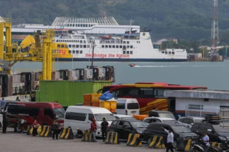 Foto udara pengendara melintasi banjir yang menggenangi jalan di Kawasan Sidokumpul, Sidoarjo, Jawa Timur