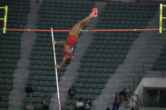 Atlet lompat tinggi galah Indonesia Diva Renatta Jayadi melakukan lompatan pada final nomor lompat tinggi galah putri SEA Games 2025 di Uphachalasai National Stadium, Pathum Wan, Bangkok, Thailand