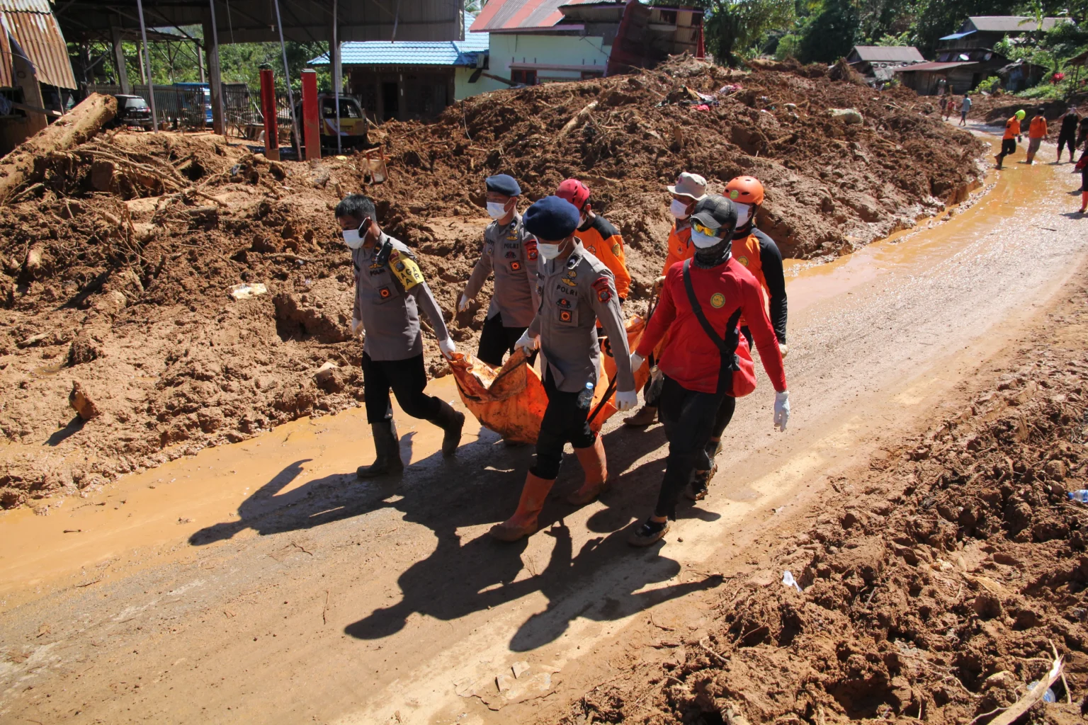 Petugas gabungan dari Basarnas dan Polri mengevakuasi jenazah korban banjir bandang dan longsor di Desa Kalangan, Kecamatan Pandan, Kabupaten Tapanuli Tengah, Sumatera Utara, Rabu (3/12/2025).