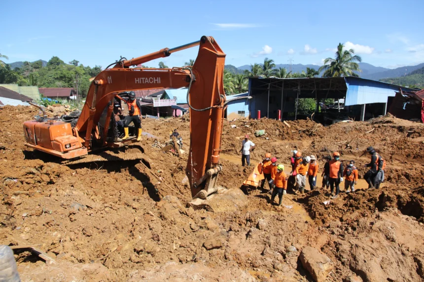 Petugas gabungan dari Basarnas dan Polri dibantu alat berat melakukan pencarian jenazah korban banjir bandang dan longsor di Desa Kalangan, Kecamatan Pandan, Kabupaten Tapanuli Tengah, Sumatera Utara