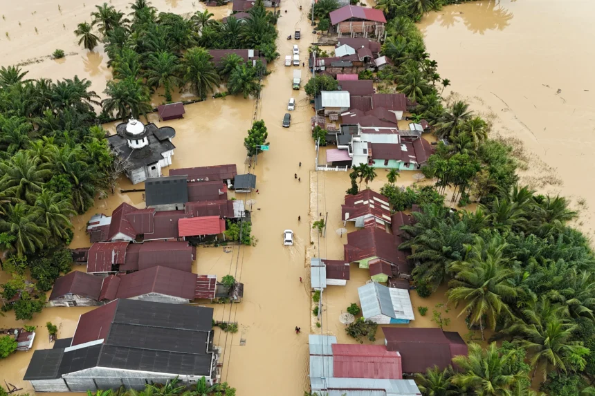 Jalan lintas nasional terendam banjir