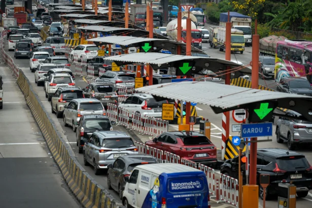 Sejumlah kendaraan antre memasuki gerbang Tol Cikupa di Kabupaten Tangerang, Banten