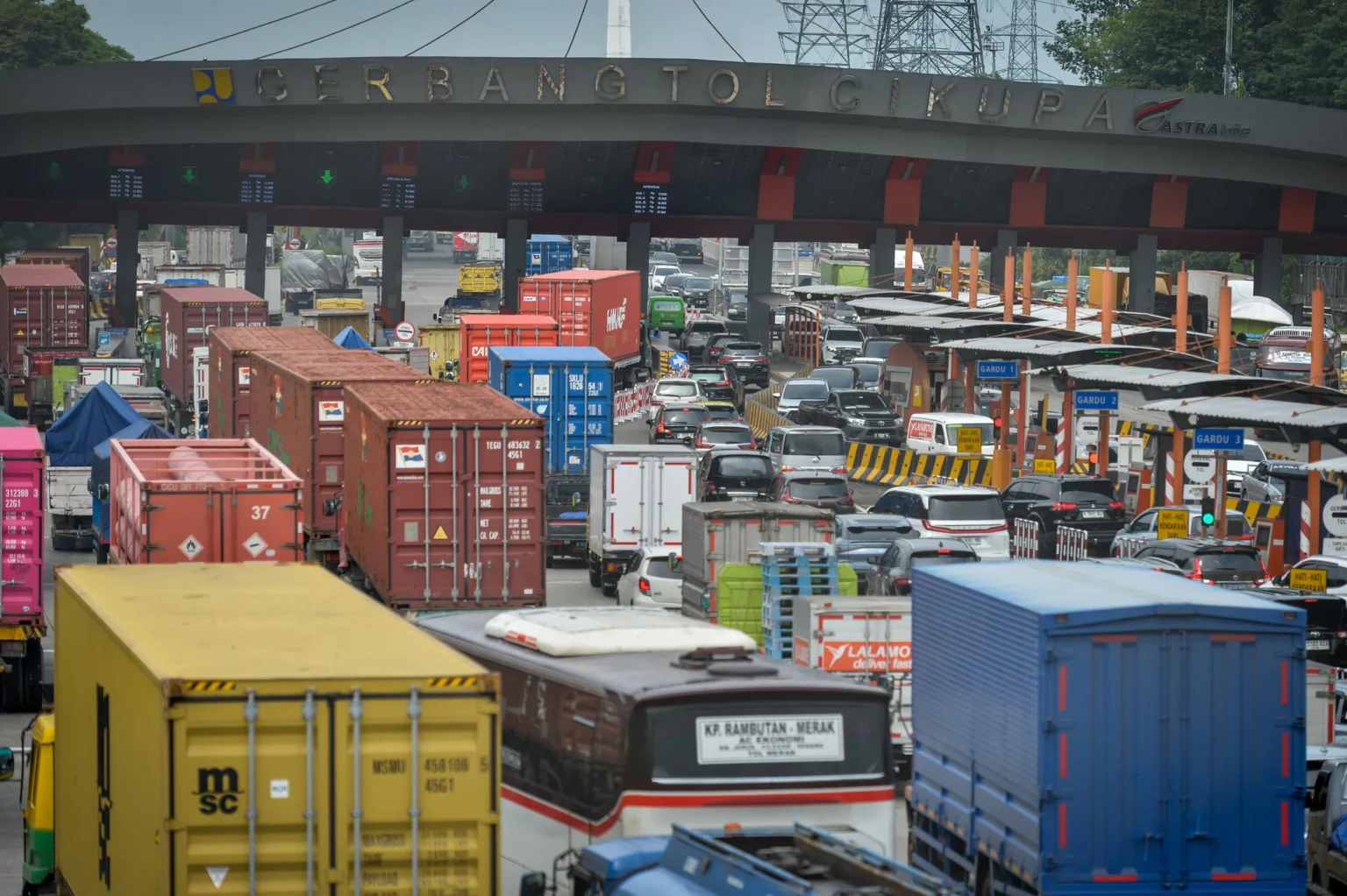 Sejumlah kendaraan antre memasuki gerbang Tol Cikupa di Kabupaten Tangerang, Banten
