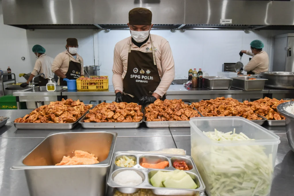 Petugas menyiapkan makanan program Makan Bergizi Gratis (MBG) di Satuan Pelayanan Pemenuhan Gizi (SPPG) Polri, Cipinang, Jakarta Timur