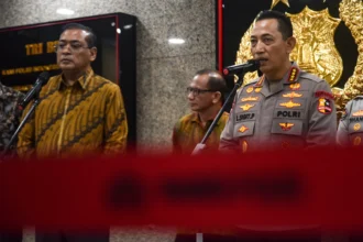 Kapolri Jenderal Pol Listyo Sigit Prabowo (kanan), bersama Ketua Komisi Infromasi Pusat (KIP) Donny Yoesgiantoro (kiri) memberikan keterangan usai pertemuan di Bareskrim Polri