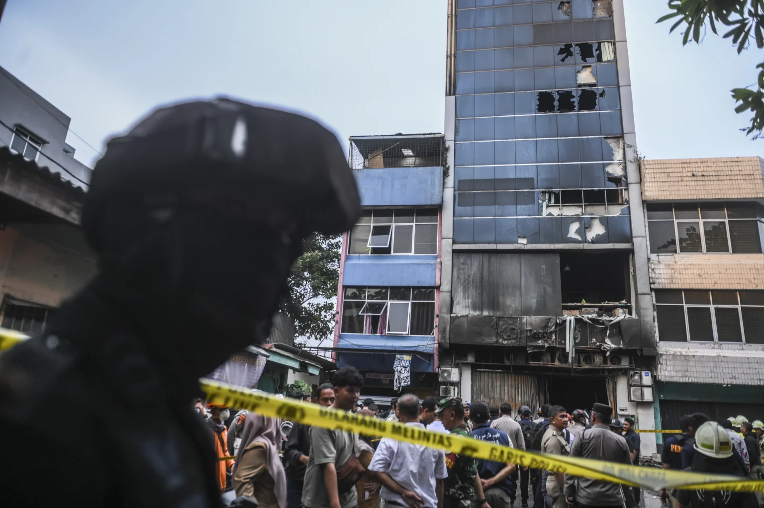 Petugas kepolisian berjaga di dekat gedung Terra Drone yang terbakar di jalan Letjen Soeprapto, Cempaka Baru, Kemayoran, Jakarta Pusat