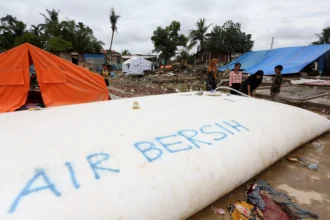 Warga dan pengungsi mengambil air bersih yang didistribusikan Pemerimtah dan lembaga sipil di Desa Dalam, Aceh Tamiang, Aceh