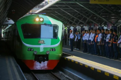 Rangkaian Kereta Inspeksi memasuki Stasiun Surabaya Gubeng, Surabaya, Jawa Timur, Rabu (3/12/2025).