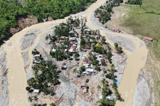 Foto udara kawasan permukiman penduduk yang rusak pascabanjir bandang di Desa Kuta Teungoh, Beutong Ateuh Banggalang, Nagan Raya, Aceh