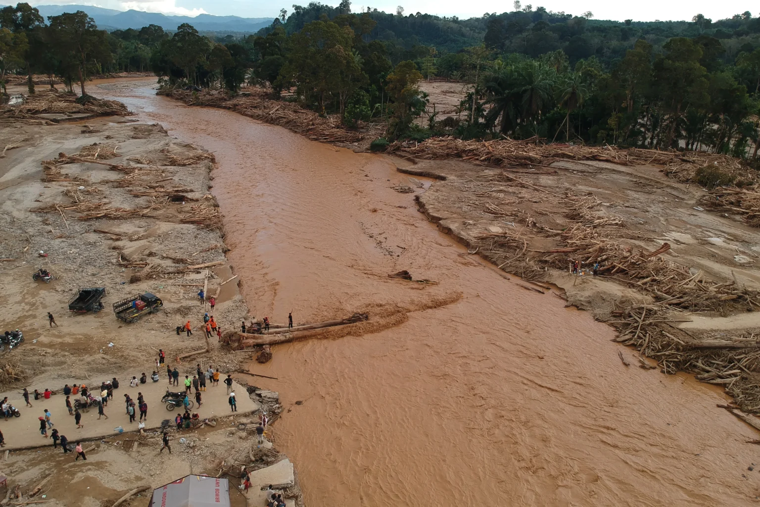 Foto udara kondisi jalan yang putus akibat banjir bandang di Desa Aek Garoga, Kecamatan Batang Toru, Kabupaten Tapanuli Selatan, Sumatera Utara