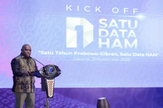 Menteri Hak Asasi Manusia (HAM) Natalius Pigai menyampaikan kata sambutan pada Kick Off Satu Data HAM di Jakarta, Jumat (21/11/2025).