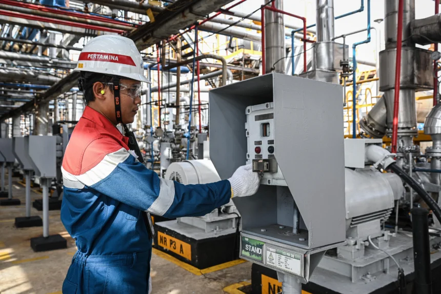 Pekerja melakukan patroli rutin pada unit Platformer 1, Hydro Skimming Complex (HSC) di Kilang Pertamina Internasional (KPI) Unit Dumai, Riau, Kamis (20/11/2025).