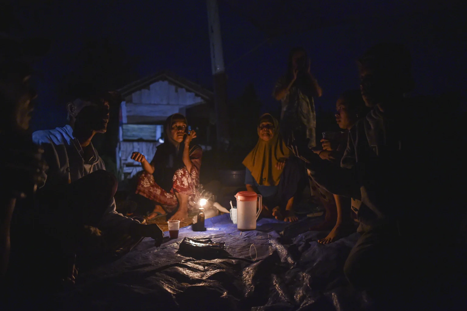 Pengungsi korban banjir bandang berada di tenda darurat di Nagari Salareh Aia Timur, Palembayan, Agam, Sumatera Barat