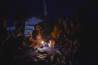 Pengungsi korban banjir bandang berada di tenda darurat di Nagari Salareh Aia Timur, Palembayan, Agam, Sumatera Barat