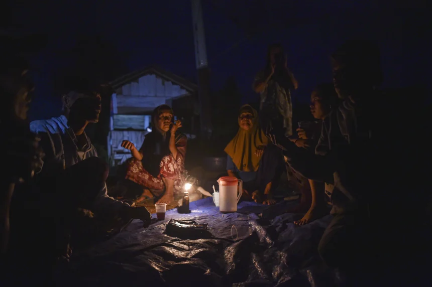 Pengungsi korban banjir bandang berada di tenda darurat di Nagari Salareh Aia Timur, Palembayan, Agam, Sumatera Barat