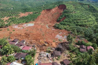 Foto udara petugas menggunakan alat berat melakukan pencarian korban longsor di Kampung Duren, Desa Batu Godang, Kecamatan Angkola Sangkunur, Kabupaten Tapanuli Selatan, Sumatera Utara
