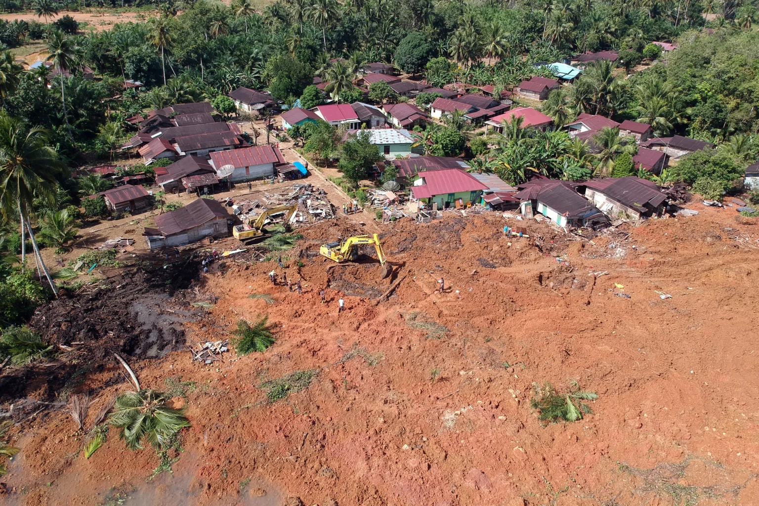Foto udara petugas menggunakan alat berat melakukan pencarian korban longsor di Kampung Duren, Desa Batu Godang, Kecamatan Angkola Sangkunur, Kabupaten Tapanuli Selatan, Sumatera Utara