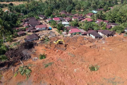 Foto udara petugas menggunakan alat berat melakukan pencarian korban longsor di Kampung Duren, Desa Batu Godang, Kecamatan Angkola Sangkunur, Kabupaten Tapanuli Selatan, Sumatera Utara