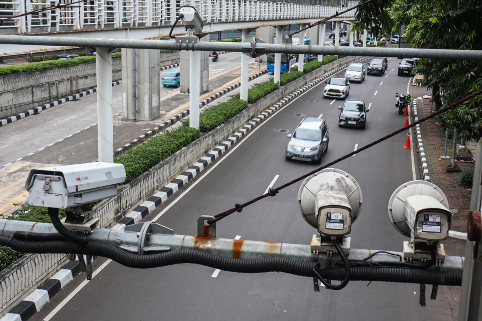 Kendaraan melintasi kamera tilang elektronik (ETLE) di Jalan Raya Casablanca, Jakarta, Kamis (11/12/2025).