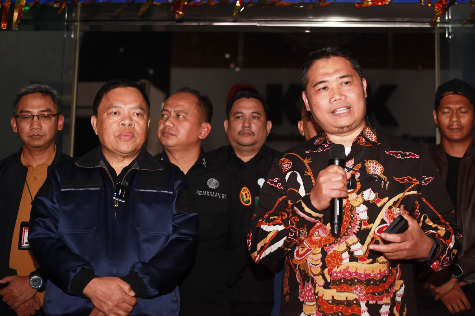 Plt Deputi Penindakan dan Eksekusi KPK Asep Guntur Rahayu (kanan) bersama Plt Sekretaris Jaksa Agung Muda Intelijen (Sesjamintel) Sarjono Turin (kiri) menyampaikan keterangan kepada media tekait operasi tangkap tangan (OTT) di Gedung Merah Putih KPK, Jakarta, Jumat (19/12/2025)