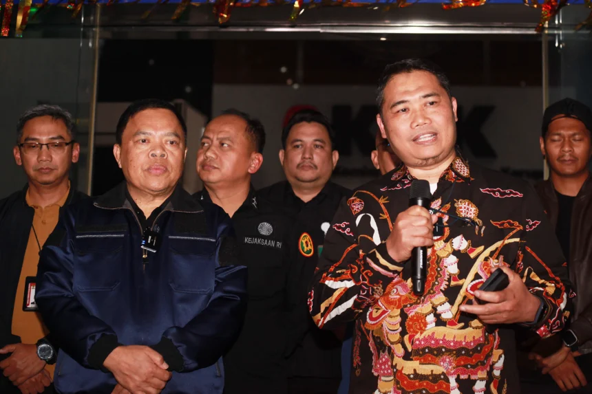 Plt Deputi Penindakan dan Eksekusi KPK Asep Guntur Rahayu (kanan) bersama Plt Sekretaris Jaksa Agung Muda Intelijen (Sesjamintel) Sarjono Turin (kiri) menyampaikan keterangan kepada media tekait operasi tangkap tangan (OTT) di Gedung Merah Putih KPK, Jakarta, Jumat (19/12/2025)