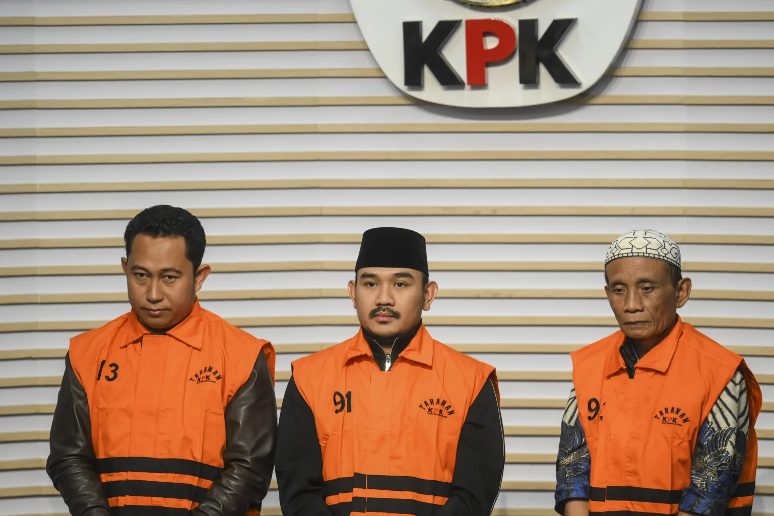 Bupati Bekasi Ade Kuswara Kunang (tengah) bersama ayahnya H.M. Kunang (kanan) dan pihak swasta Sarjan (kiri) dihadirkan saat konferensi pers penahanan usai terjaring operasi tangkap tangan (OTT) di Gedung Merah Putih KPK, Jakarta,