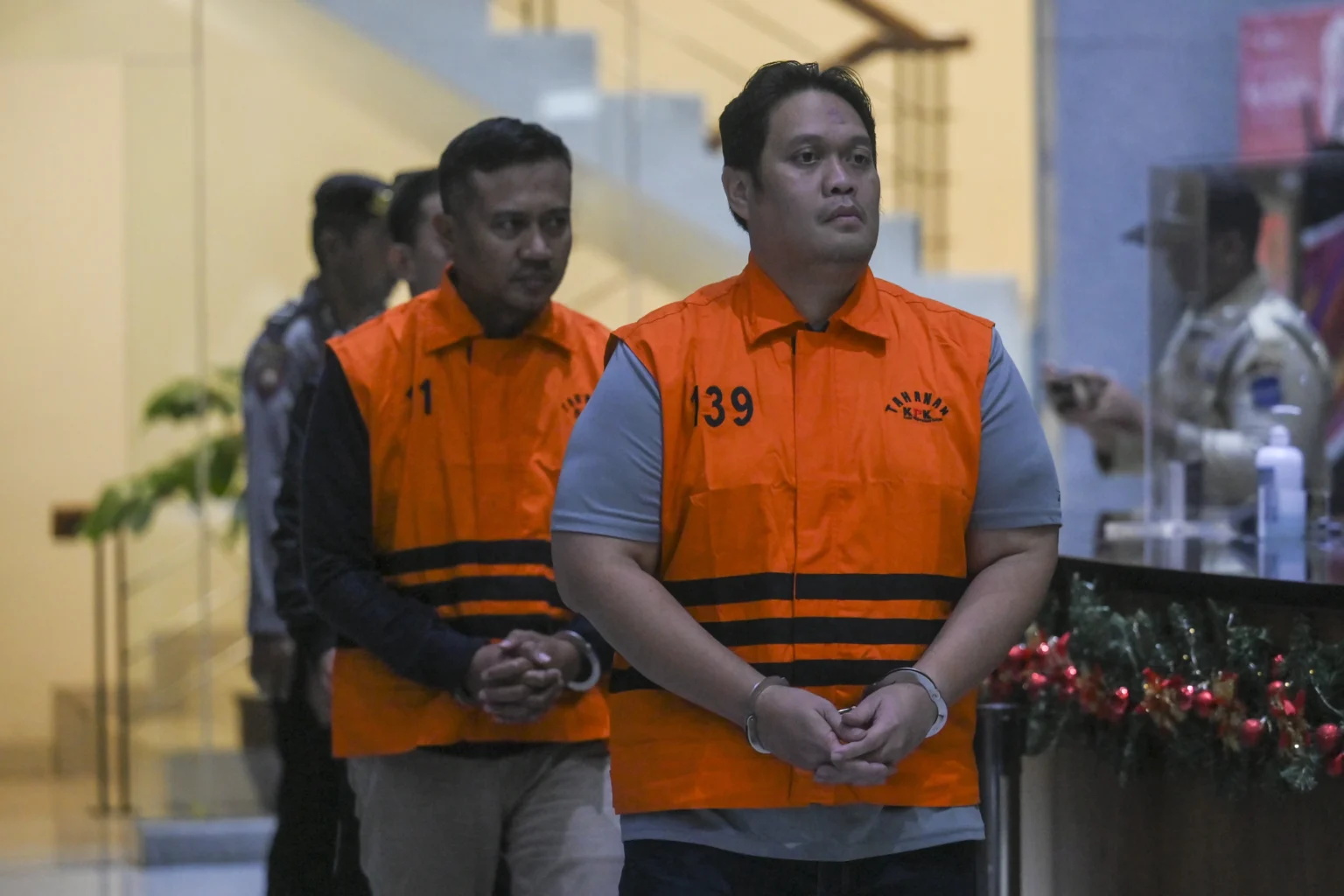 Kepala Kejaksaan Negeri (Kajari) Hulu Sungai Utara (HSU) Albertinus Parlinggoman Napitupulu (kanan) bersama Kepala Seksi Intelijen (Kasi Intel) Kejari HSU Asis Budianto (kiri) berjalan mengenakan rompi tahanan usai terjaring operasi tangkap tangan (OTT) di Gedung Merah Putih KPK, Jakarta