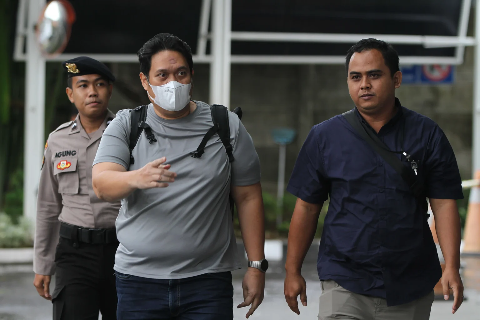 Kepala Kejaksaan Negeri (Kajari) Hulu Sungai Utara (HSU) Albertinus P. Napitupulu (tengah) dikawal petugas saat tiba di Gedung Merah Putih KPK usai terjaring operasi tangkap tangan (OTT), Jakarta, Jumat (19/12/2025)