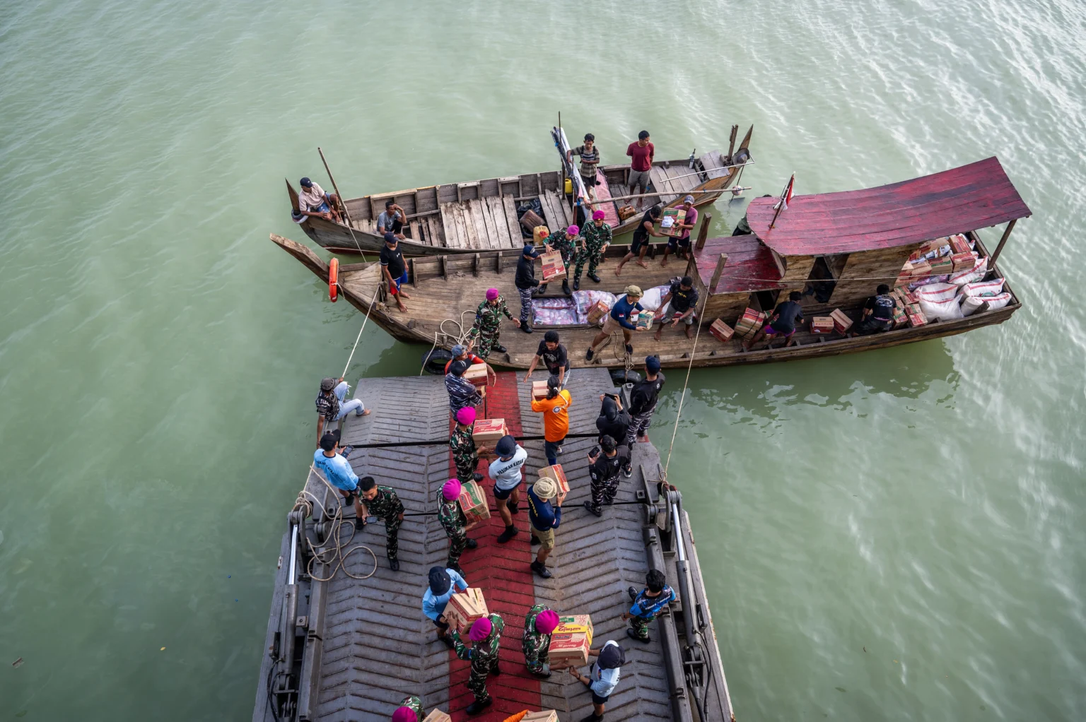 KRI Soeharso distribusikan bantuan bencana alam melalui jalur laut