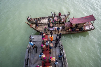 KRI Soeharso distribusikan bantuan bencana alam melalui jalur laut