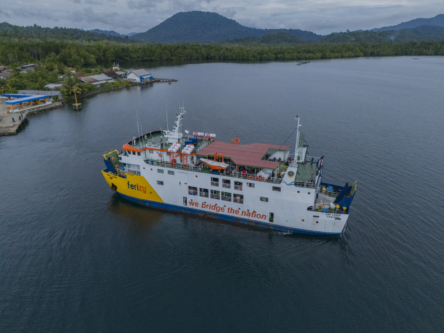 Layanan penyeberangan KMP Lompa di Pulau Bacan