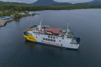 Layanan penyeberangan KMP Lompa di Pulau Bacan