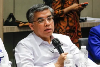 Menteri Ketenagakerjaan Yassierli (kanan) menyampaikan strategi dan kebijakan dalam keterbukaan informasi pada presentasi uji publik di Jakarta, Selasa (18/11/2025).