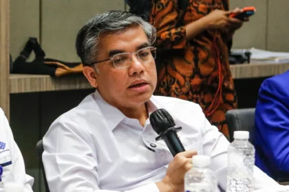 Menteri Ketenagakerjaan Yassierli (kanan) menyampaikan strategi dan kebijakan dalam keterbukaan informasi pada presentasi uji publik di Jakarta, Selasa (18/11/2025).