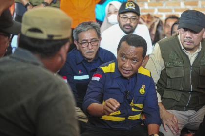 Menteri ESDM kunjungi korban banjir bandang Palembayan