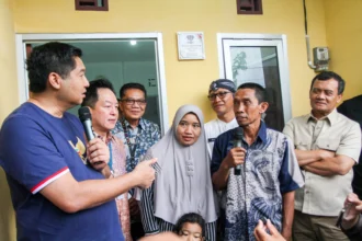 Menteri Perumahan dan Kawasan Permukiman (PKP) Maruarar Sirait (kiri) didampingi Chief Operating Officer (COO) PT Djarum Victor Rachmat Hartono (kedua kiri) dan Gubernur Jawa Tengah Ahmad Luthfi (kanan) berdialog dengan warga penerima manfaat Rumah Sederhana Layak Huni (RSLH) di Desa Pasuruan Kidul, Jati, Kabupaten Kudus, Jawa Tengah.