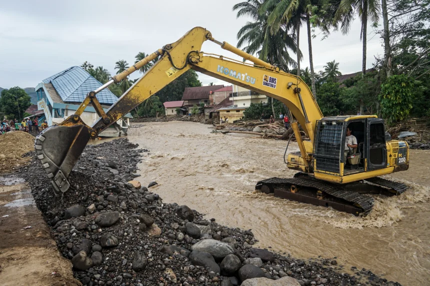 Ilustrasi Petugas Bina Marga Cipta Karya dan Tata Ruang Provinsi Sumatera Barat mengoperasikan eskavator untuk menimbum jalan